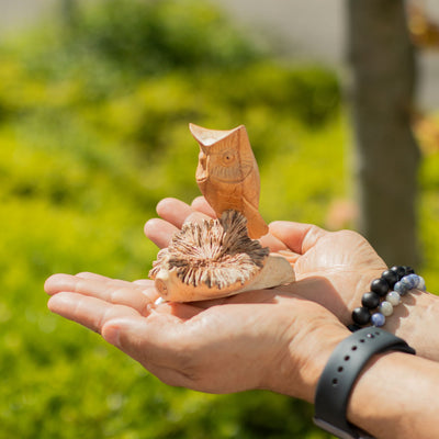 Handgjord uggleskulptur av trädknöl – unik figur som present, höjd 11 cm, naturliga nyanser från Indonesien