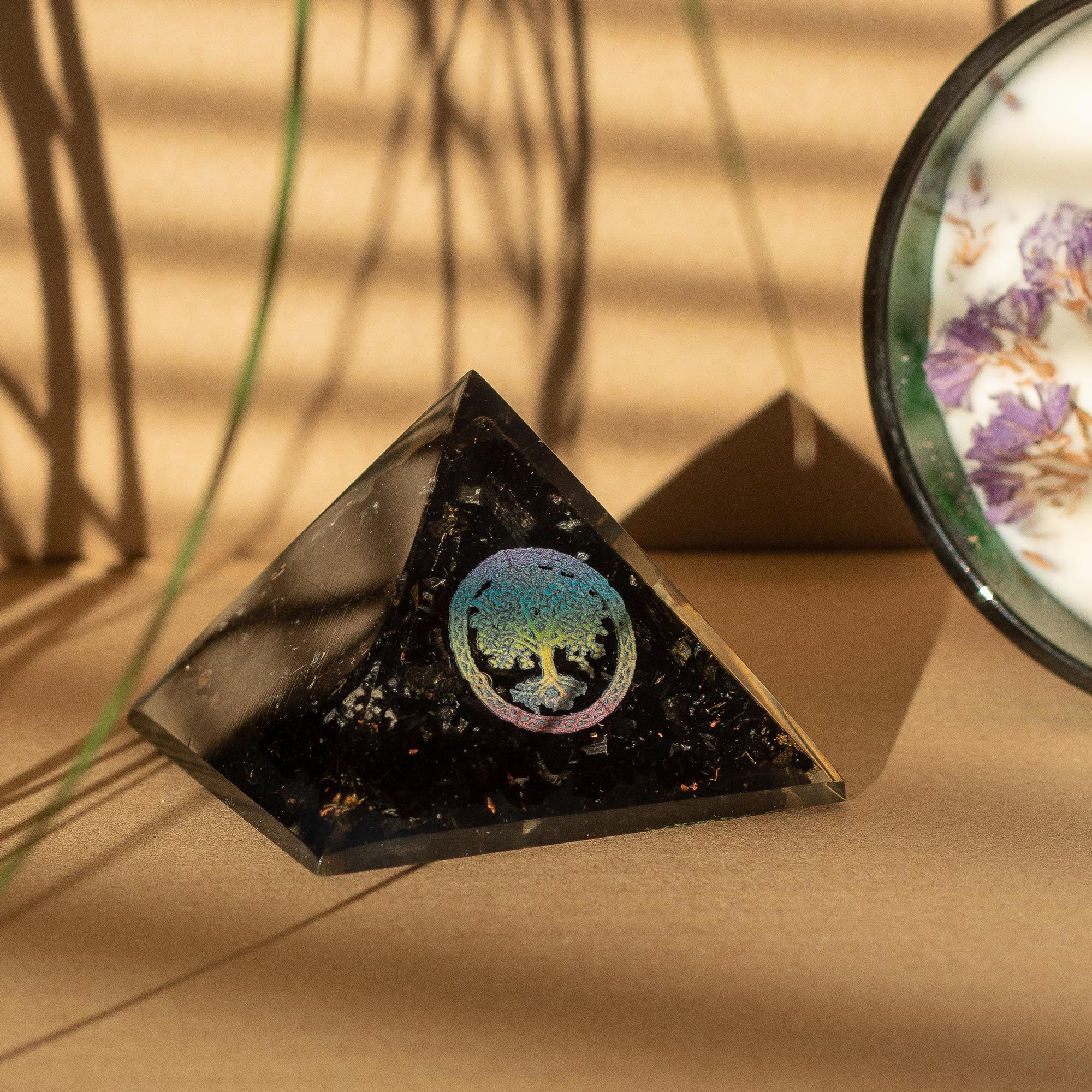 Elegant orgonitpyramid av svart turmalin med livets träd-symbol - 5,5x4,5 cm