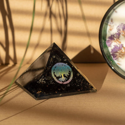 Elegant orgonitpyramid av svart turmalin med livets träd-symbol - 5,5x4,5 cm