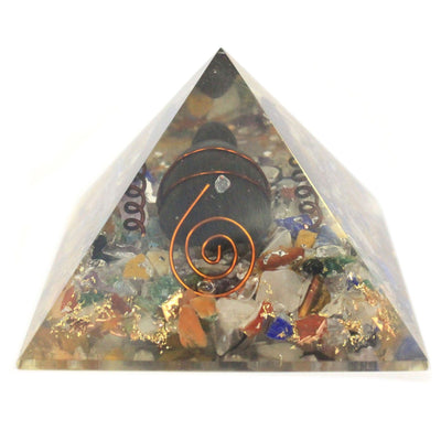 Medelstor orgonitpyramid 60 mm med ädelstensflisor, koppar och sköldpadda