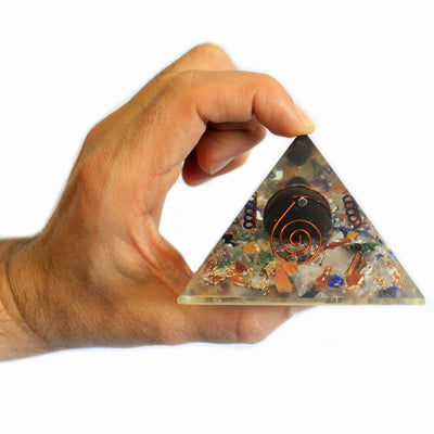 Medelstor orgonitpyramid 60 mm med ädelstensflisor, koppar och sköldpadda