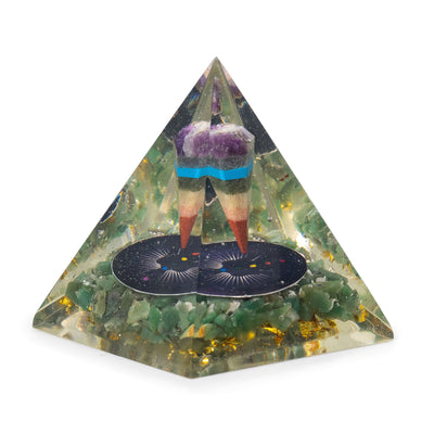 Medelstor orgonitpyramid med pendel och gröna aventurinkrämor 7x6 cm