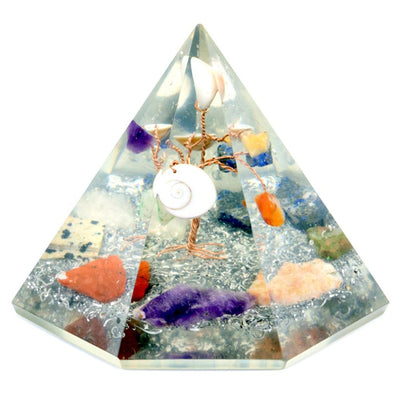 Orgonitpyramid med 7 symmetrier och visdomsträd av stenar