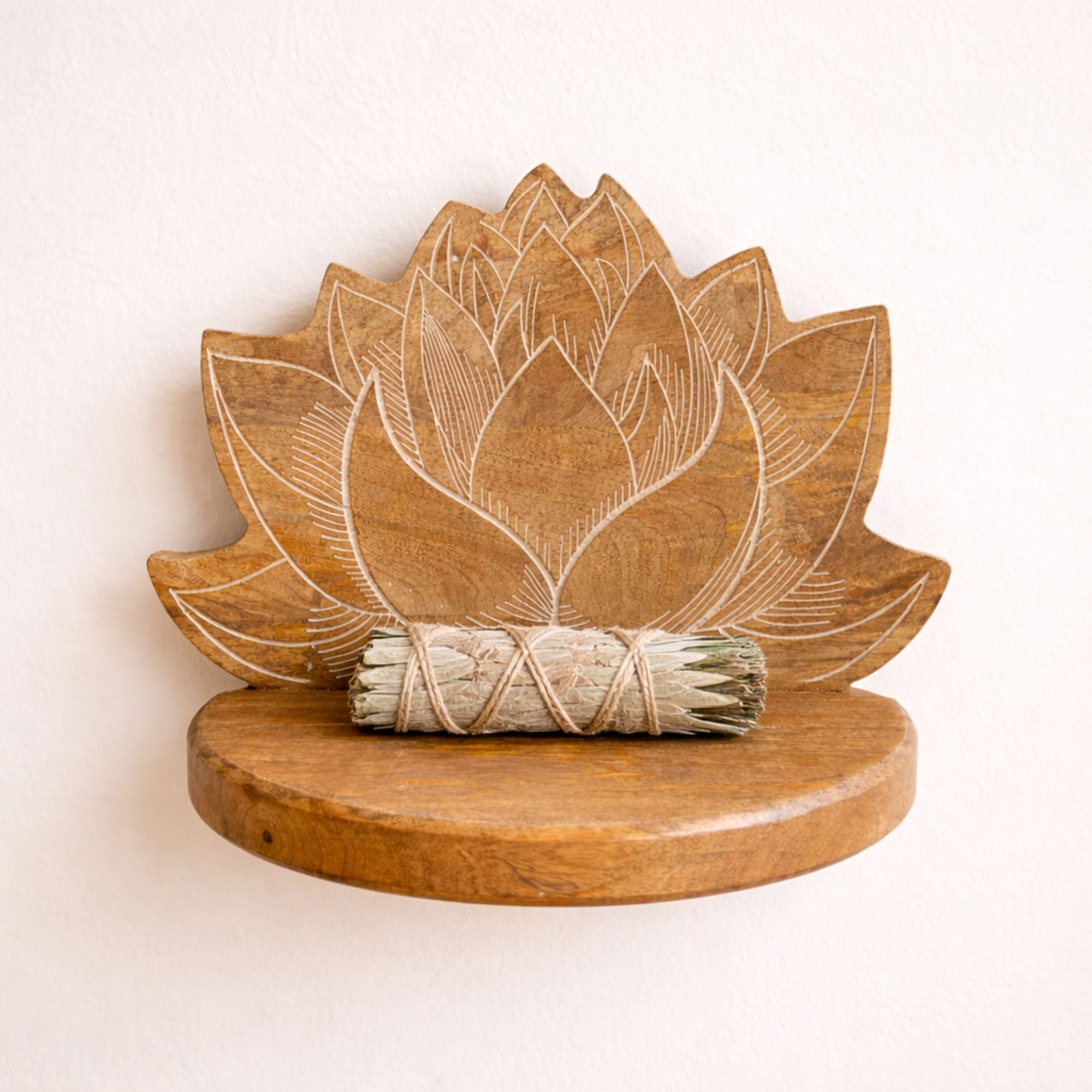 Vägghylla Lotus vitlaserad