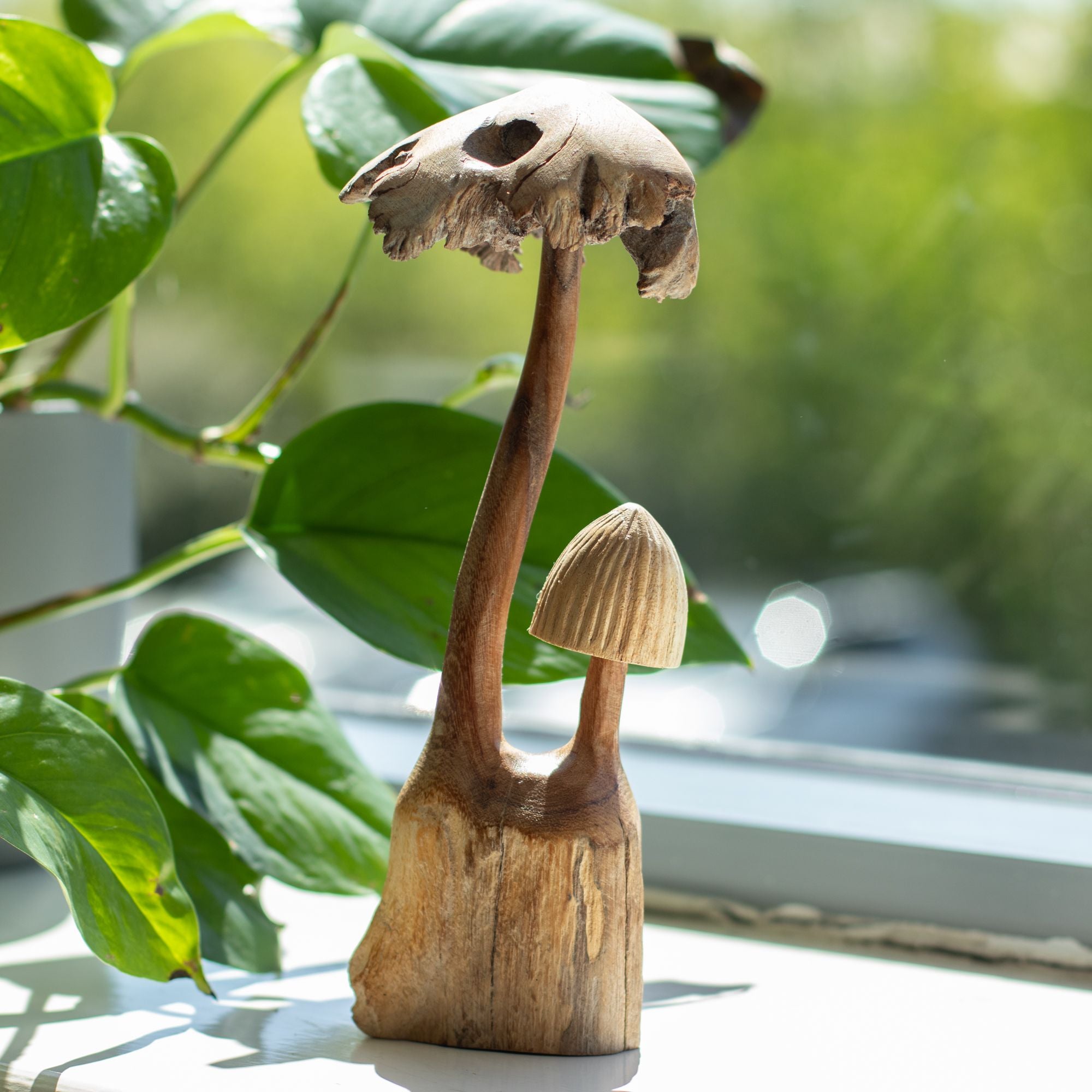 Handgjord skulptur i parasitträ