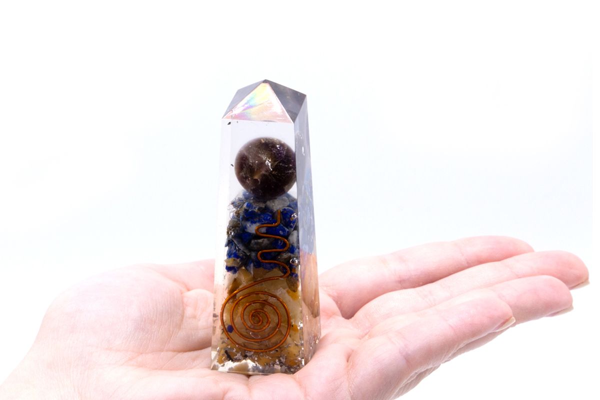 Orgonitkraftobelisk med koppar, lapis och gul aventurin