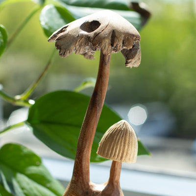 Handgjord skulptur i parasitträ