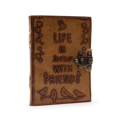 Vänskapsanteckningsbok - Läderjournal med fågelmotiv - Ljus tan - 7x5 tum - Perfekt present till nära och kära med präglat budskap "Life is Better with Friends" - 100 tomma sidor, vintage-lås, kompakt storlek