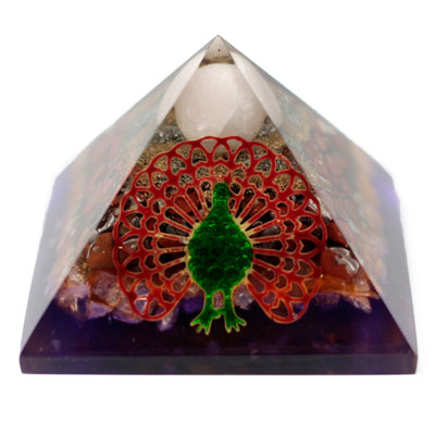 Orgonitpyramid 70 mm - påfågel i flerfärgad design med ädelstenar och koppar