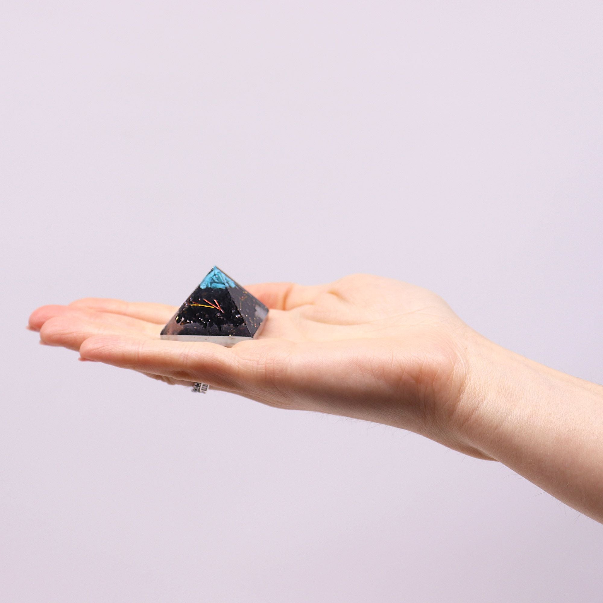 Liten orgonitpyramid 25 mm med gröna ädelstenar och koppar