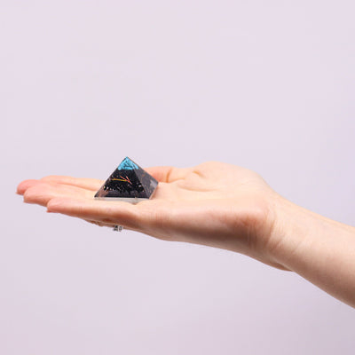 Liten orgonitpyramid 25 mm med gröna ädelstenar och koppar