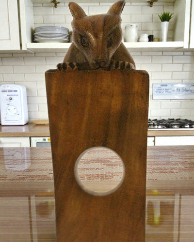 Skogens jämvikt – Snidad balanserande vinhållare med mus