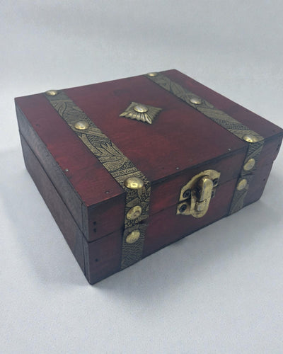 Rubinrött teskrin – kvadratisk brun låda