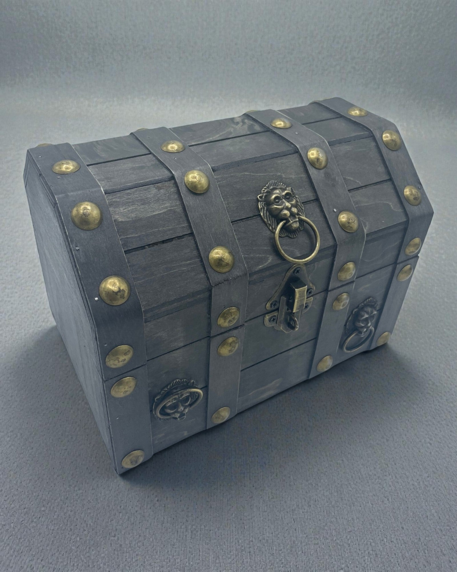 Skattjägarens kista – stor grå gammaldags låda med metallbeslag