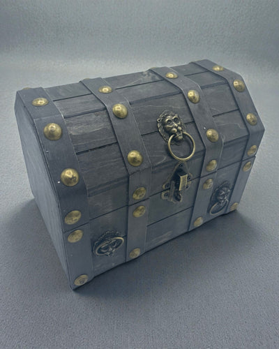 Skattjägarens kista – stor grå gammaldags låda med metallbeslag