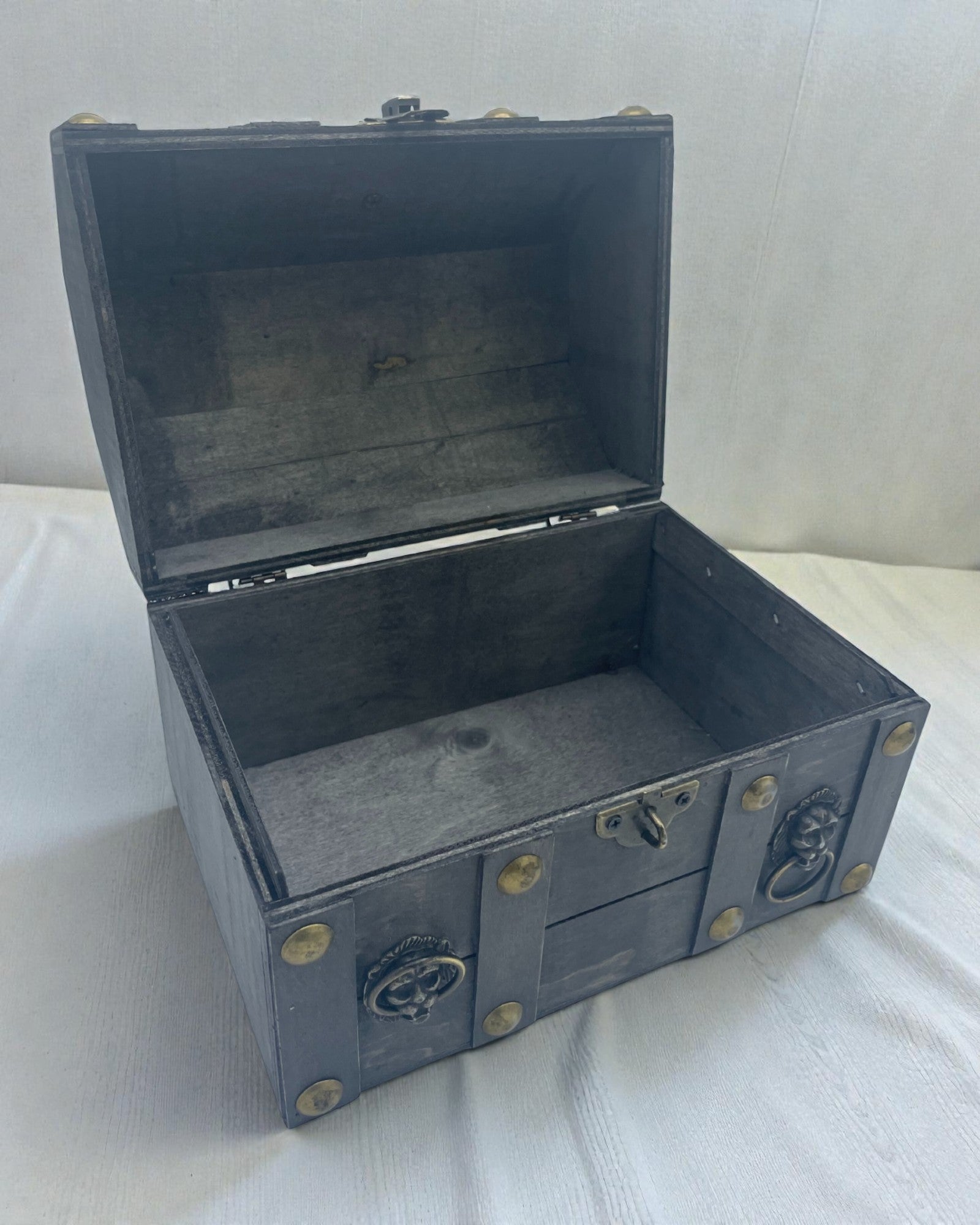 Skattjägarens kista – stor grå gammaldags låda med metallbeslag