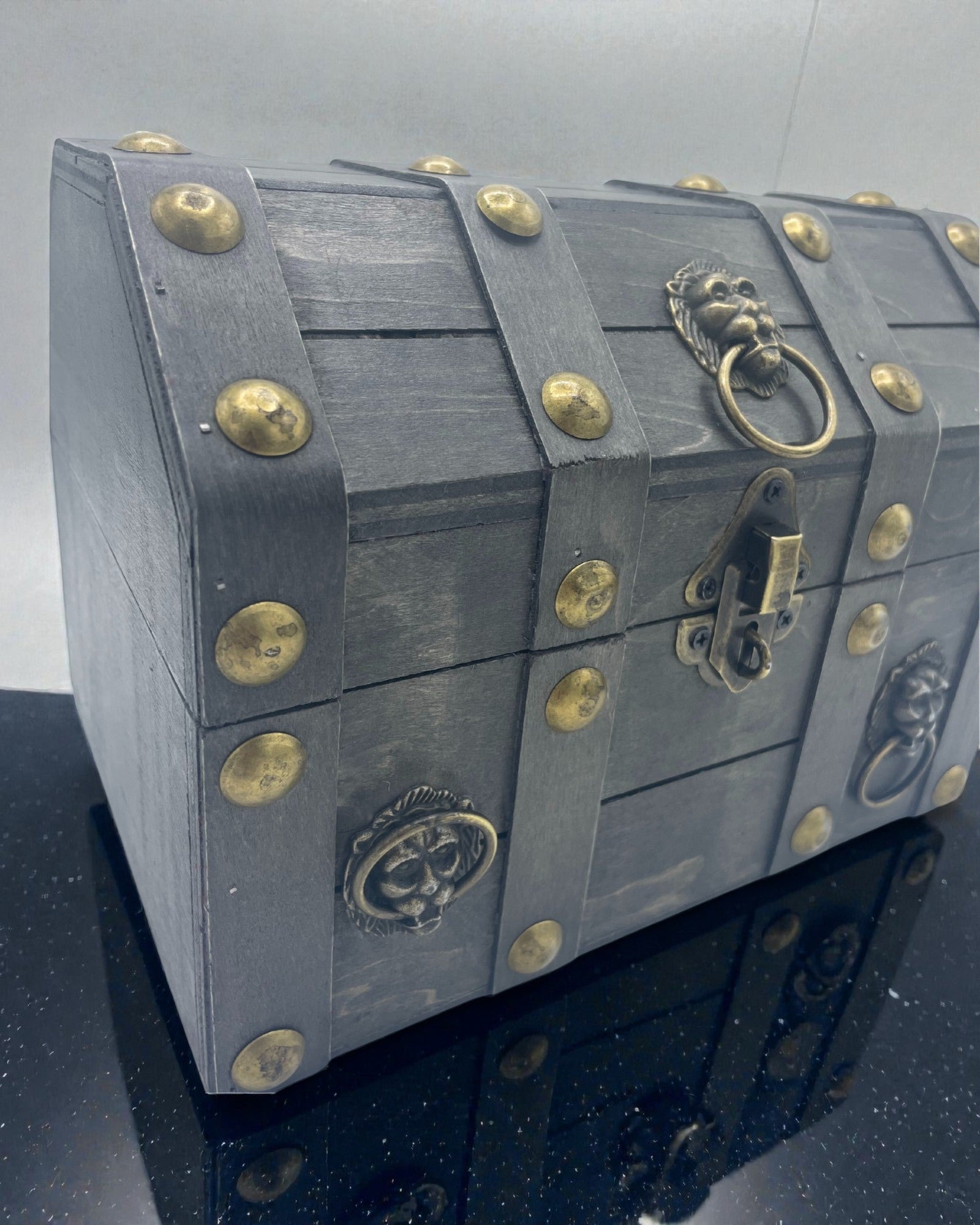 Skattjägarens kista – stor grå gammaldags låda med metallbeslag