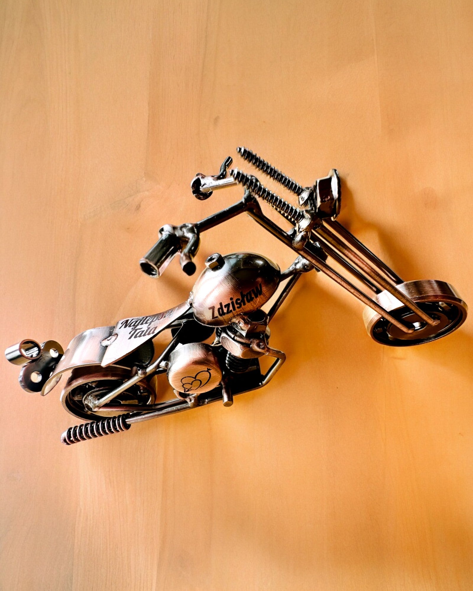 Handgjord Motorcykelmodell i järn, Chopper, anpassning, gravyr som present
