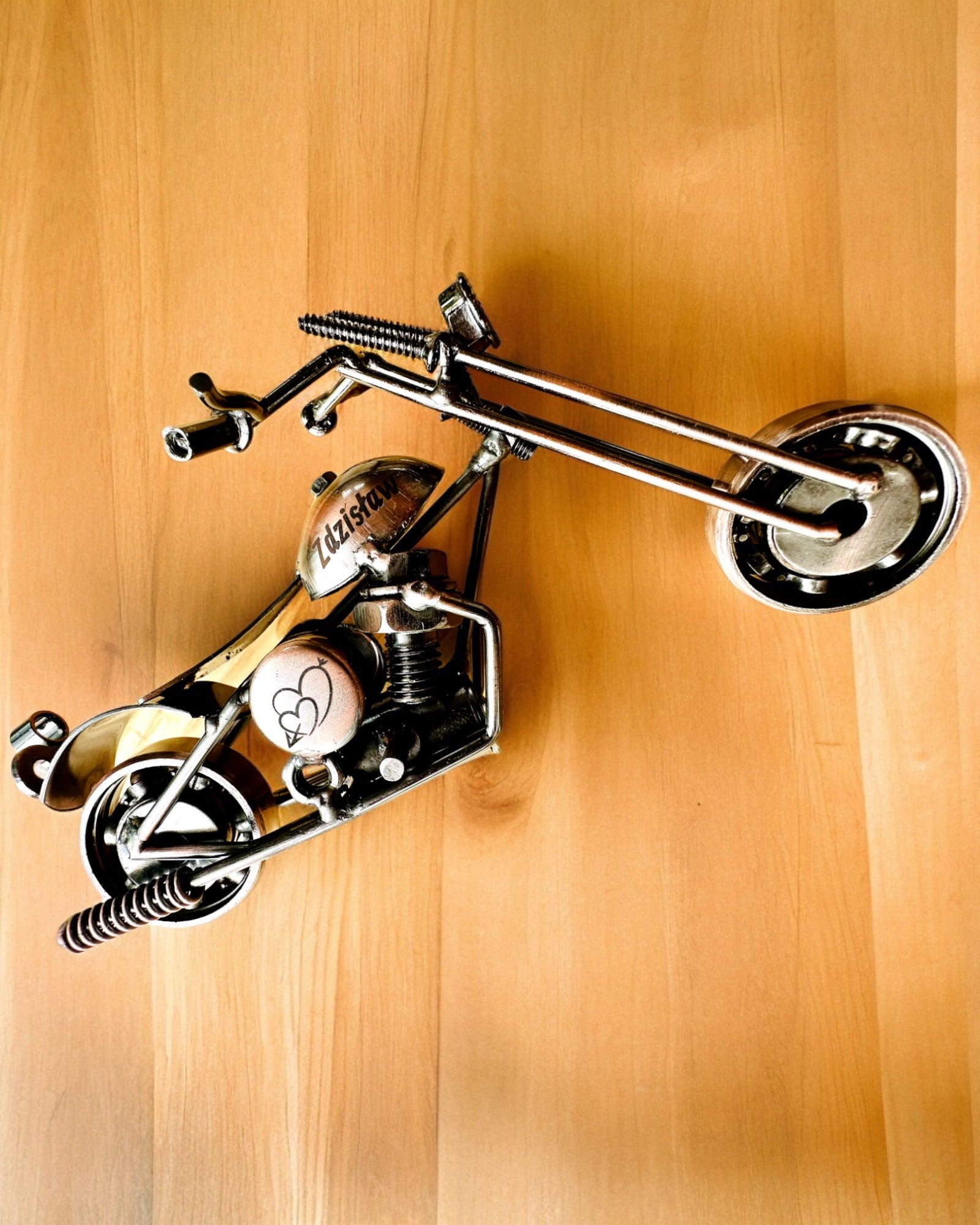 Handgjord Motorcykelmodell i järn, Chopper, anpassning, gravyr som present