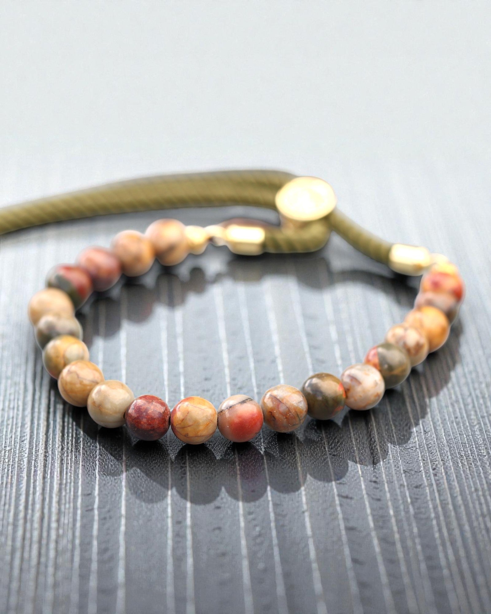 Moss Aura – Armband med Picasso-jaspis och 18K guld på grön snodd