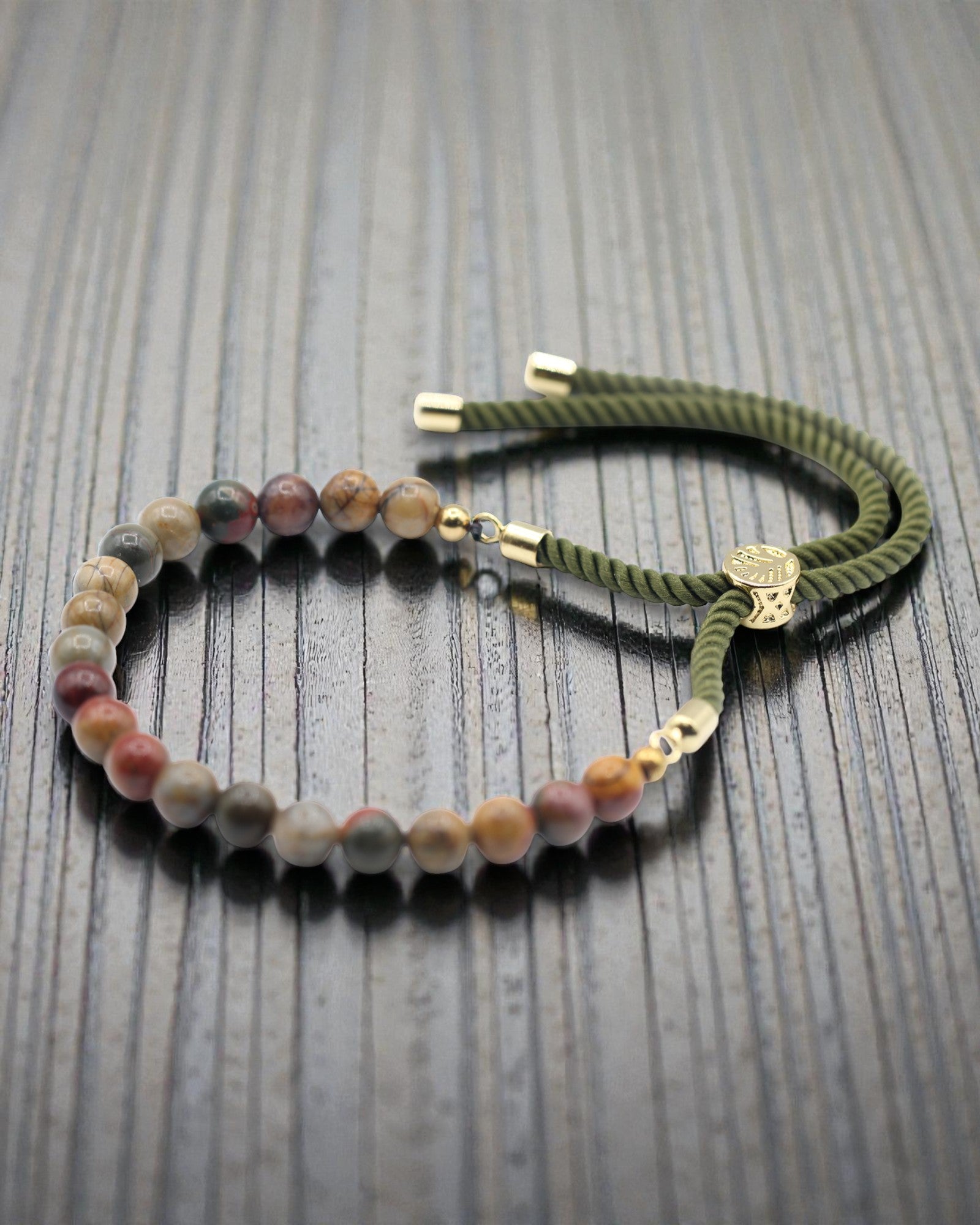 Moss Aura – Armband med Picasso-jaspis och 18K guld på grön snodd