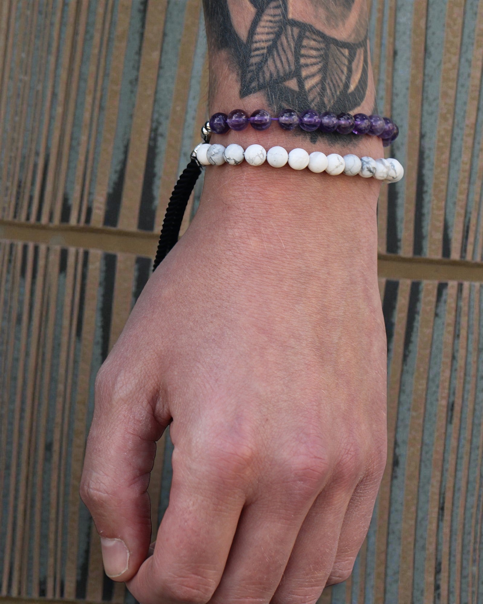 Ocean Calm – armband med vit howlit och 925-silver på marinblått snöre