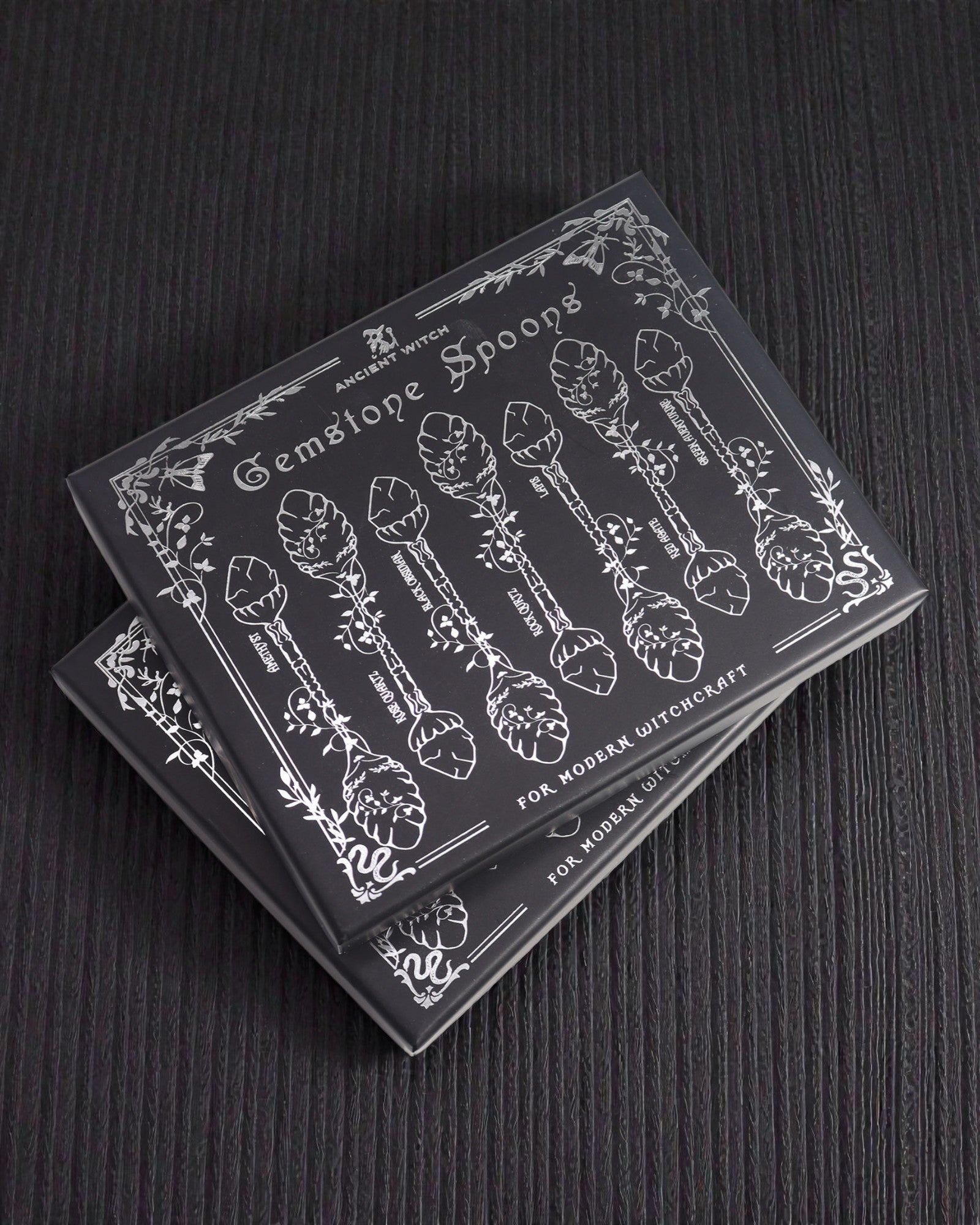 Arcana Noctis – Uppsättning med 7 mörkgrå häxskedar med naturstenar