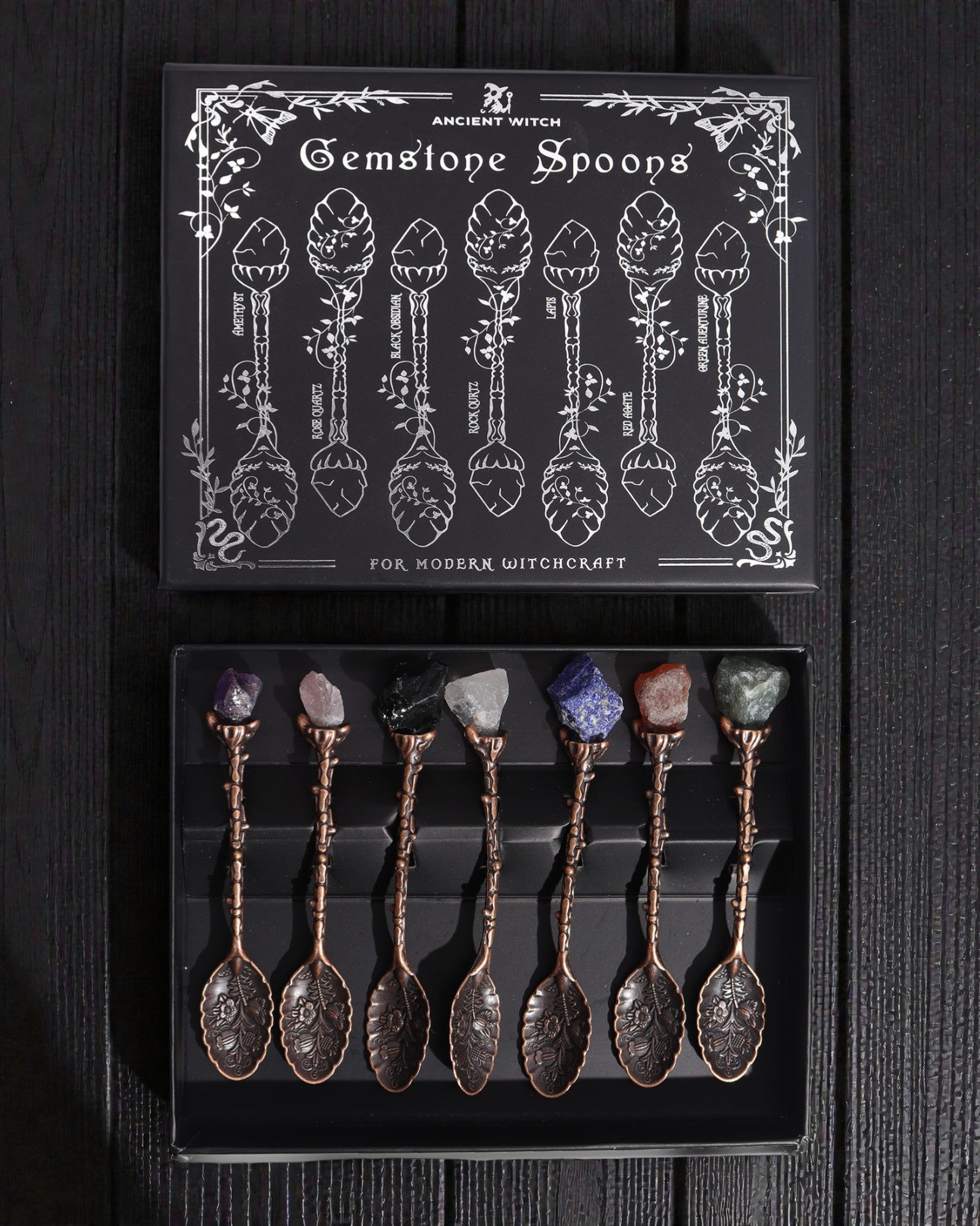 Arcana Aurea – uppsättning med 7 bronsskedar för häxan med naturstenar