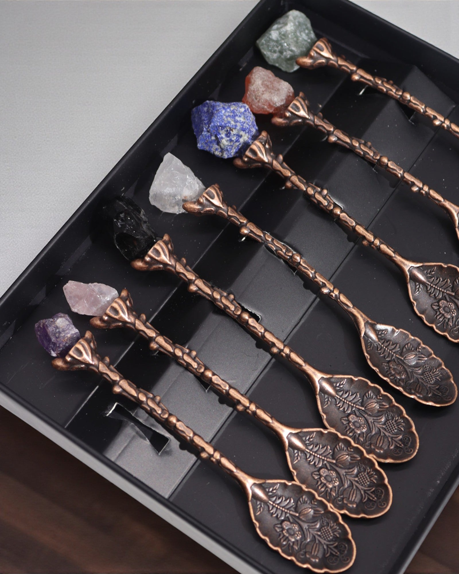 Arcana Aurea – uppsättning med 7 bronsskedar för häxan med naturstenar