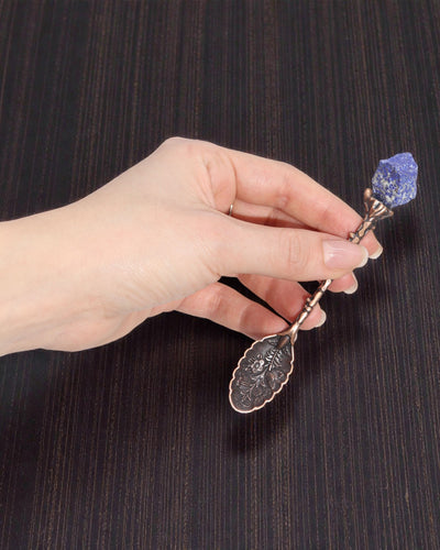 Arcana Aurea – uppsättning med 7 bronsskedar för häxan med naturstenar