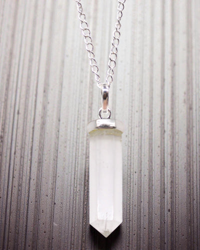 Kristallspets – klassiskt spetsformat hängsmycke av bergkristall