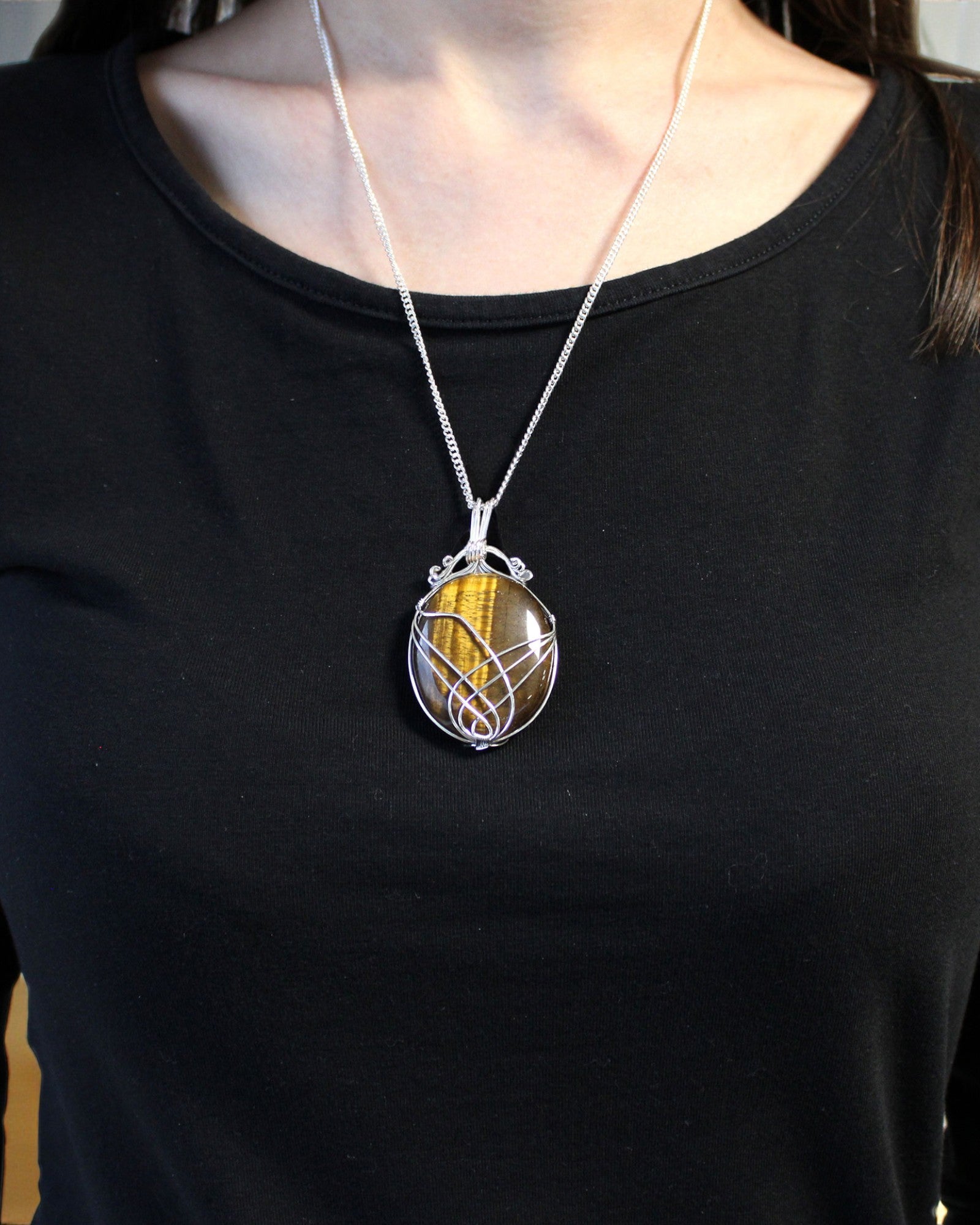 Spirallindat ädelstenshalsband – tigeröga