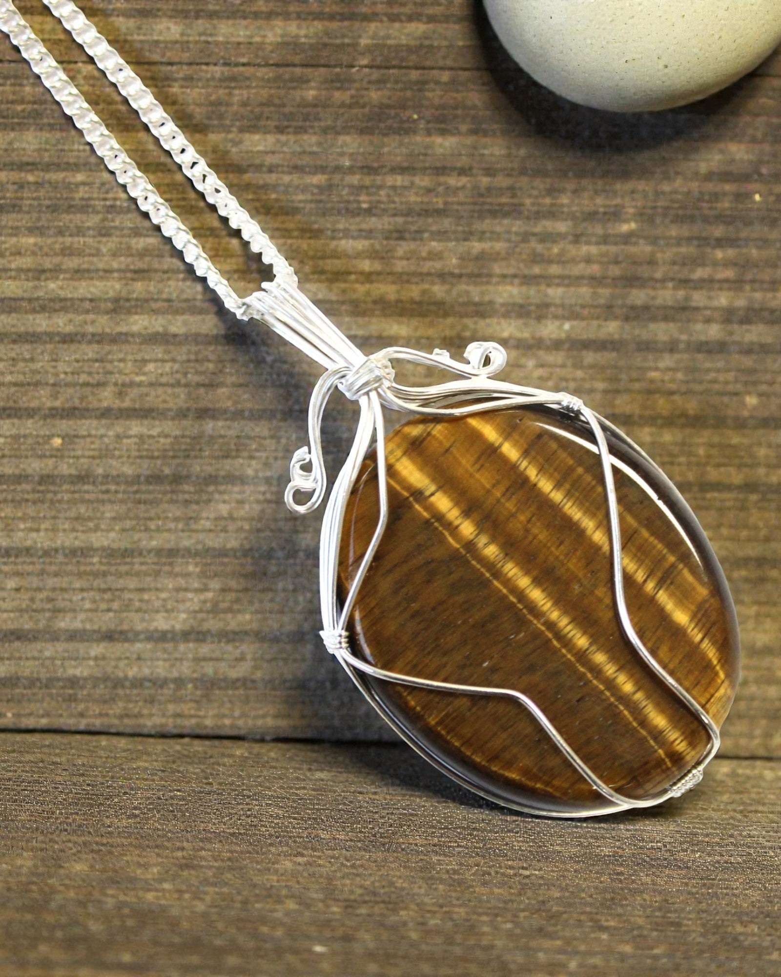 Spirallindat ädelstenshalsband – tigeröga