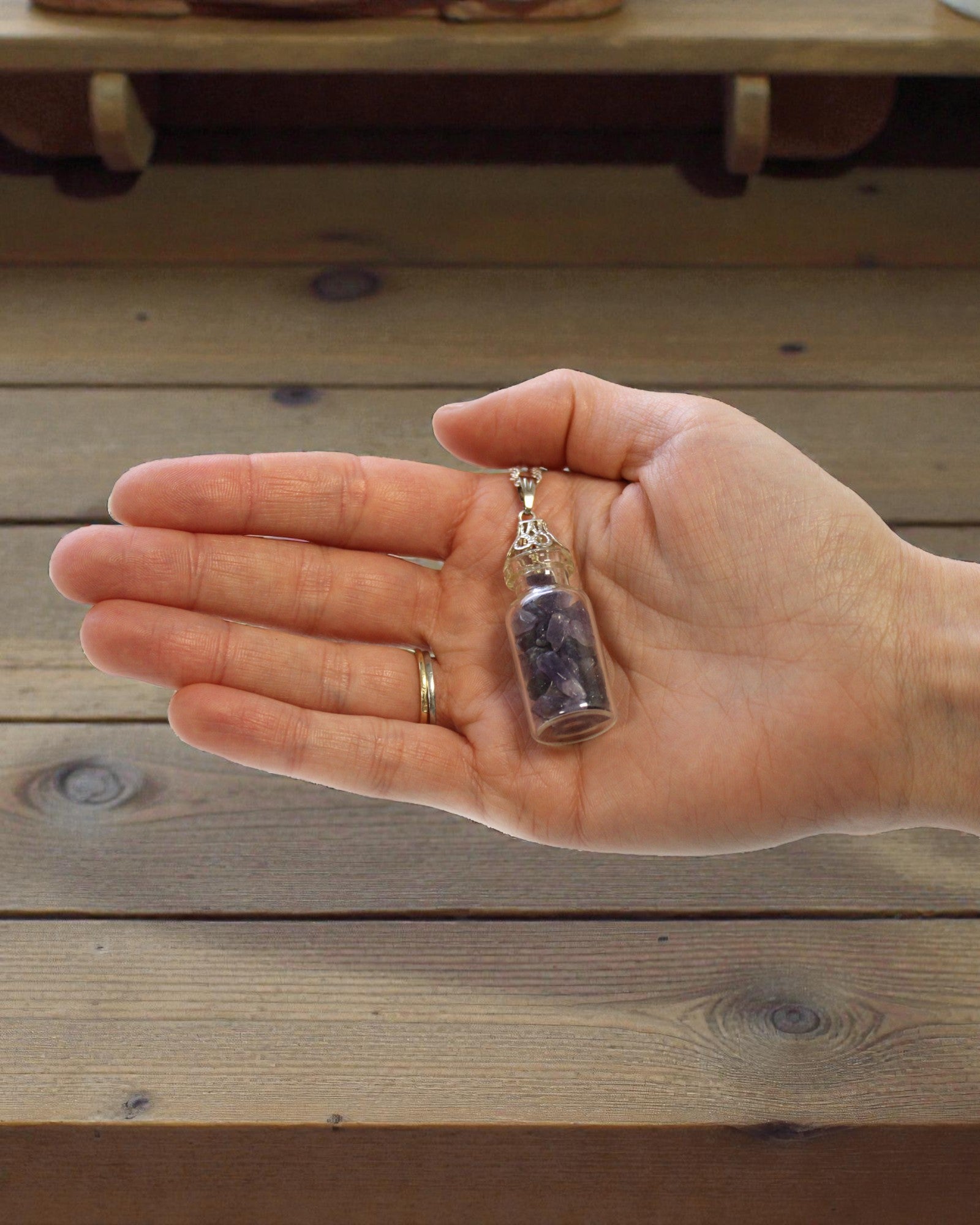 Halsband med flaskade ädelstenar – ametist