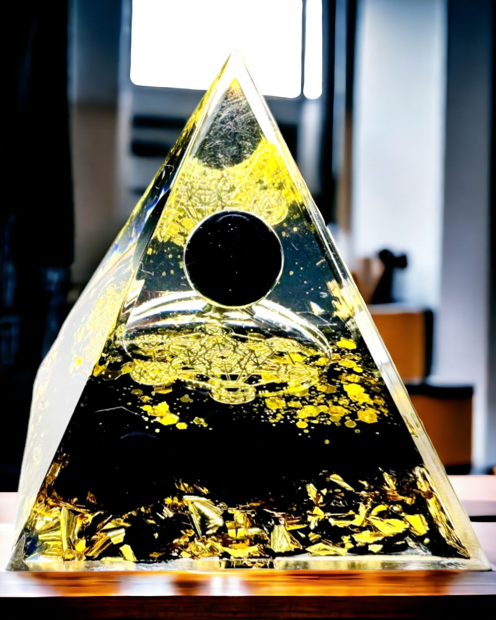 Kryształowa Piramida z Ametystu - Ger Positiv Energi och Stödjer Meditation. Färg guld - svart
