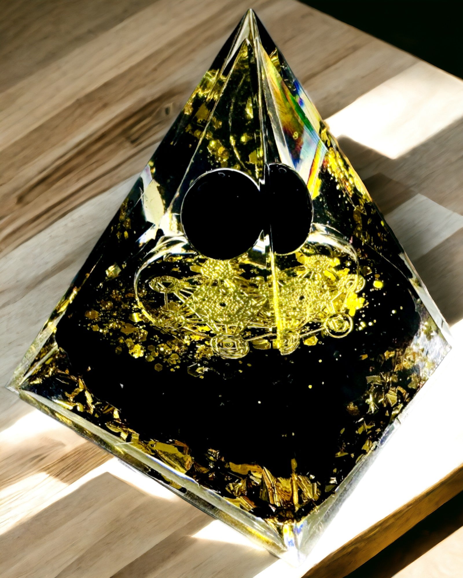 Kryształowa Piramida z Ametystu - Ger Positiv Energi och Stödjer Meditation. Färg guld - svart