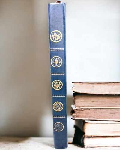 Klassisk Anteckningsbok i Hårt Omslag med Stickmotiv - Marinblå. Möjlighet till gravyr