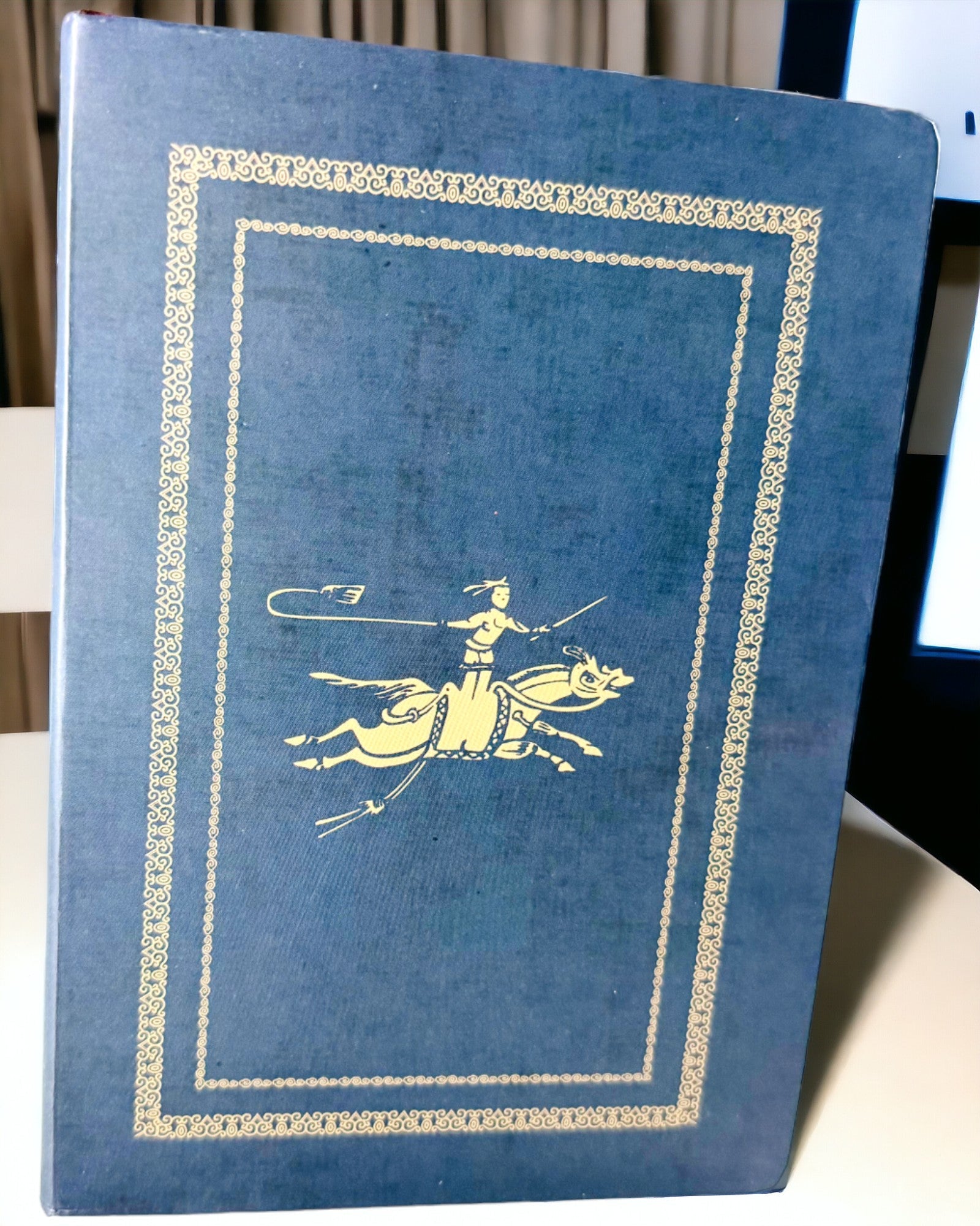 Klassisk Anteckningsbok i Hårt Omslag med Stickmotiv - Marinblå. Möjlighet till gravyr