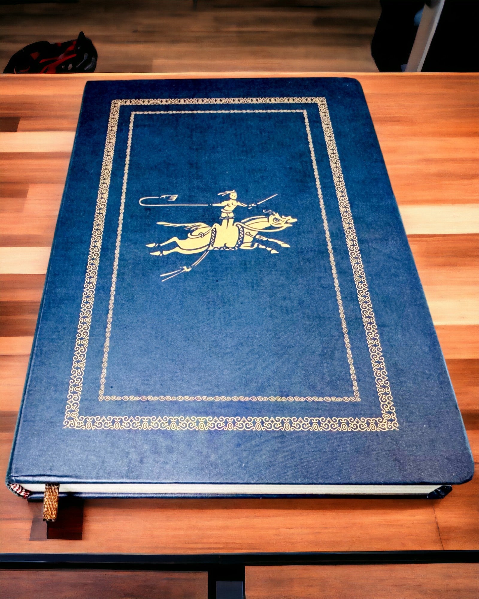 Klassisk Anteckningsbok i Hårt Omslag med Stickmotiv - Marinblå. Möjlighet till gravyr