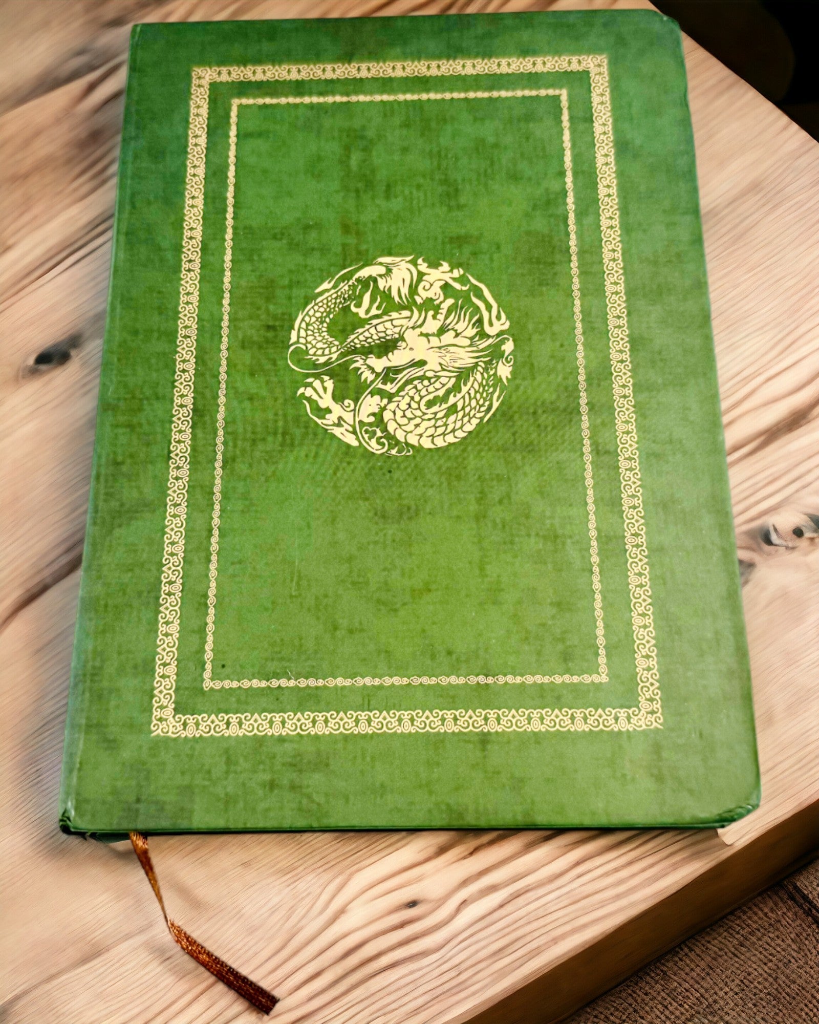 Grön Dekorativ Anteckningsbok med Drakmotiv - Fantasyinspirationer, med gravyr