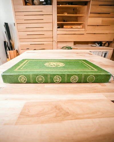 Grön Dekorativ Anteckningsbok med Drakmotiv - Fantasyinspirationer, med gravyr