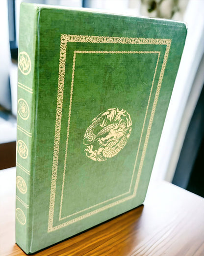 Grön Dekorativ Anteckningsbok med Drakmotiv - Fantasyinspirationer, med gravyr