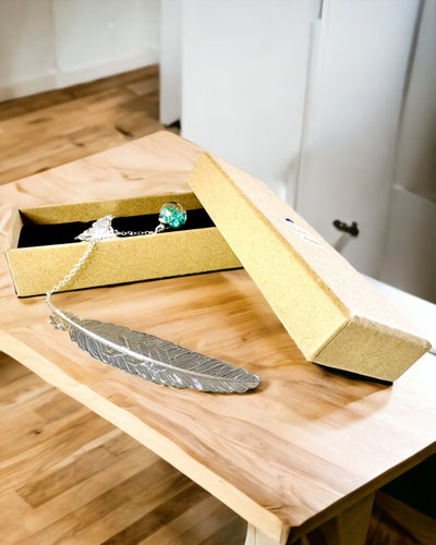 Kreativ Bokmärke i Retro Stil med Fjäder- och Fjärilsmotiv – Elegant Reklampresent, Färg Silver/Blå