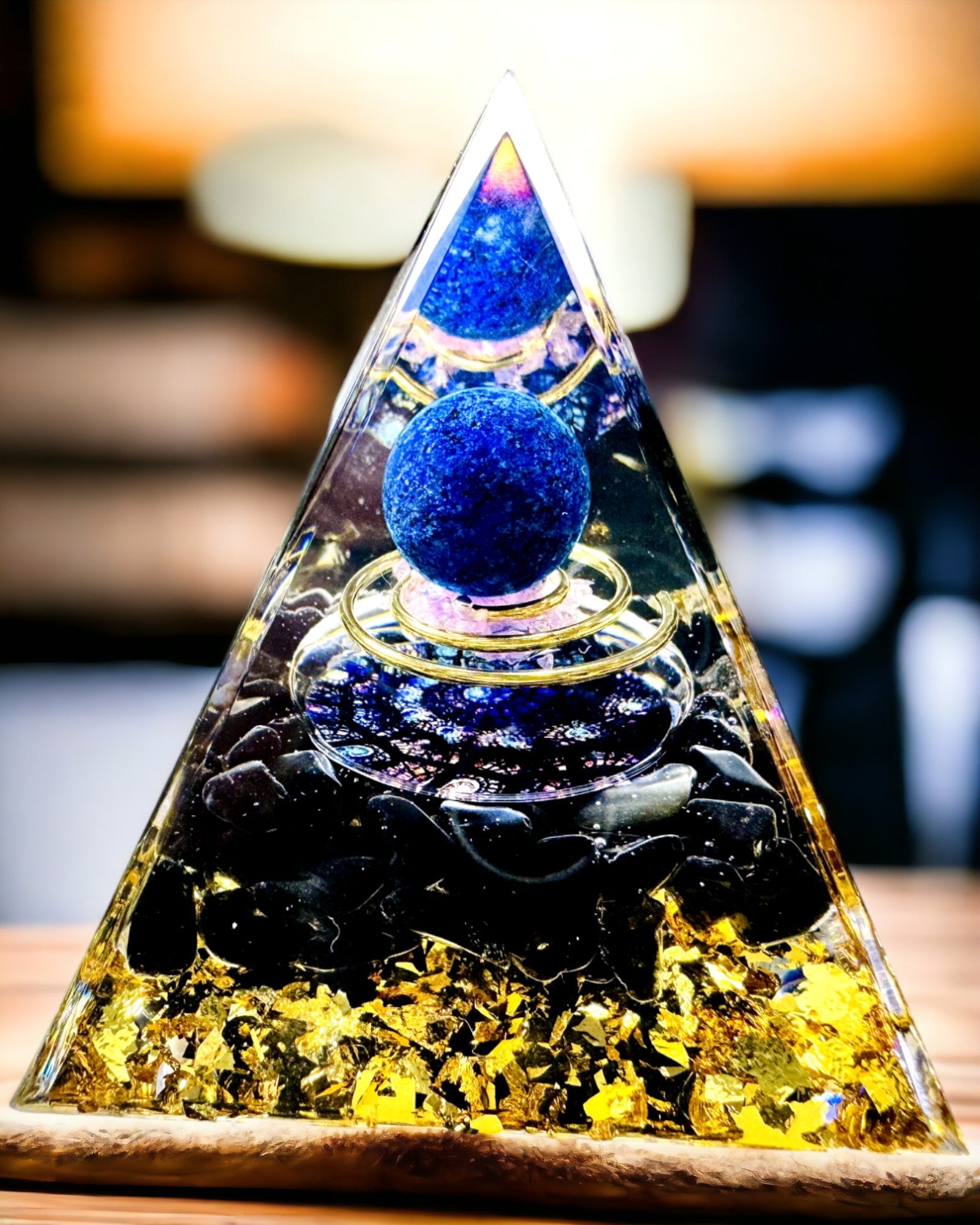 Orgonitpyramid med Kristaller för Meditation – Utstrålar Positiv Energi och Rikedom