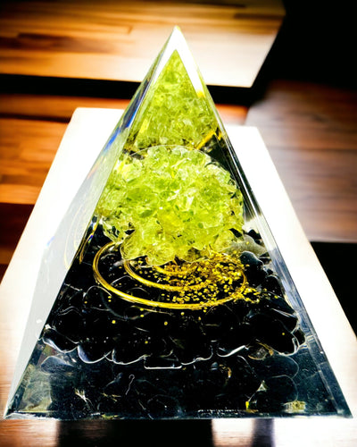 Orgonitpyramid Reiki med Naturliga Kristaller - Dekorativ Symbol för Chakraenergi Balans