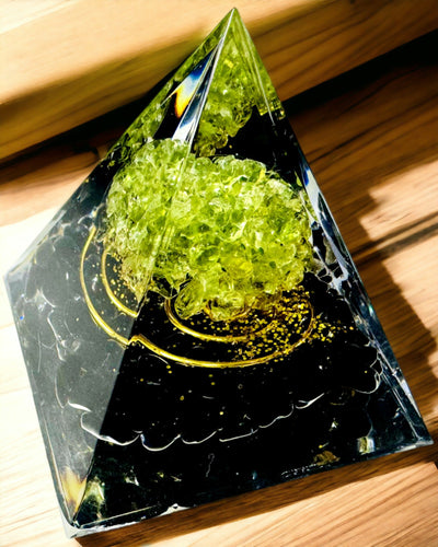 Orgonitpyramid Reiki med Naturliga Kristaller - Dekorativ Symbol för Chakraenergi Balans