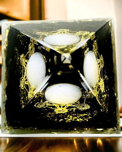 Orgonitpyramid med Obsidian – Chakra Energi Generator, Reiki Meditationsverktyg med Naturlig Sten
