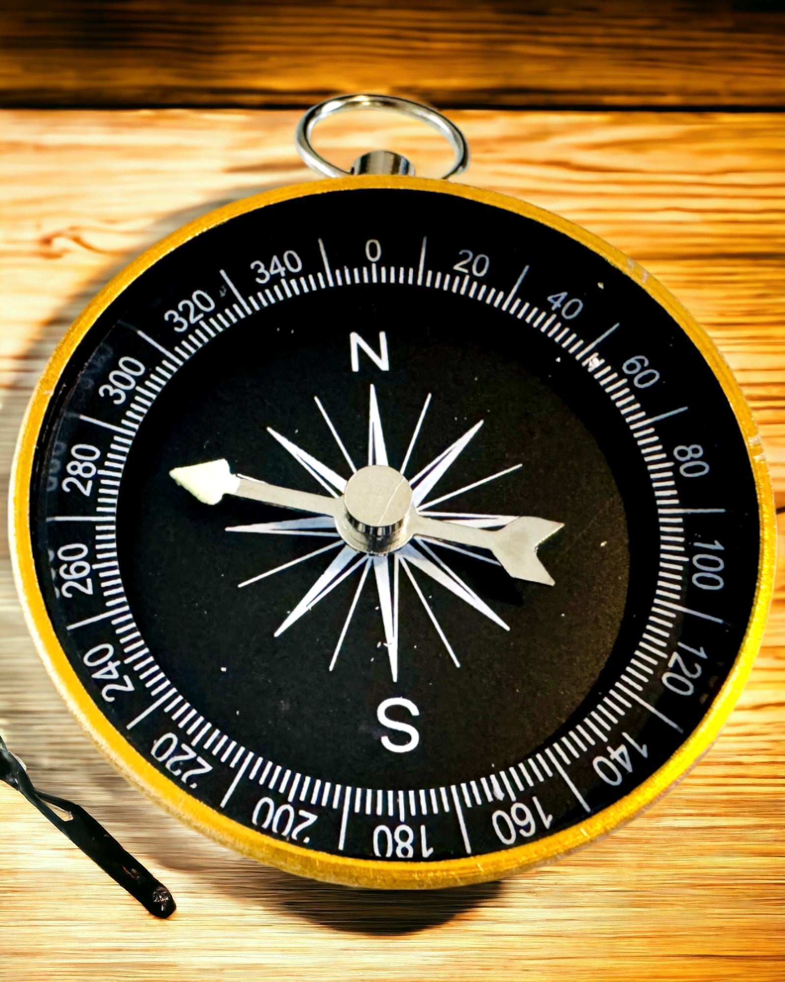 Kompakt Navigationskompass med Metallfinish – En Nödvändighet för Varje Resenär, med Gravyr