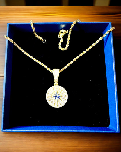 Halsband med Kompasshänge i Glamourstil med Cubic Zirconia för Kvinnor och Män - 2 alternativ att välja mellan, personalisering med gravyr som present