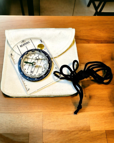 Turistkompass "Przewodnik Awanturnika" - Transparent, Mini Akryl med Hängande Lina och Kartskala, med gravyr